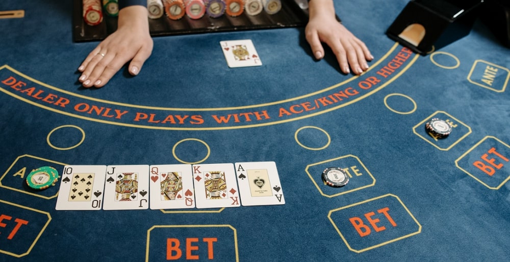 Betting Strategy in Baccarat Game 